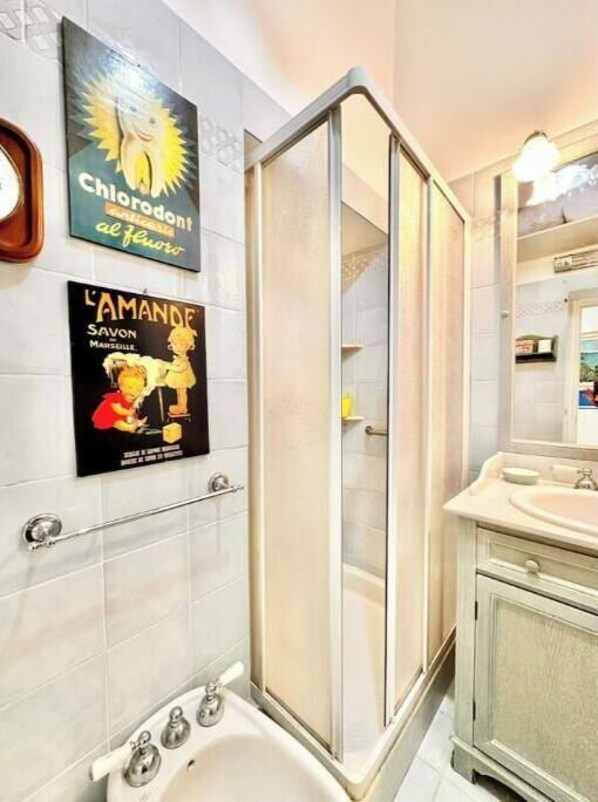 Shower, hair dryer, bidet - Vrbo Property (Finale Ligure)