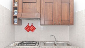 Kühlschrank, Ofen, Herdplatte, Kochgeschirr/Geschirr/Besteck