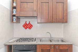 Private kitchen - Apartment 'Vista Mare Rosa' with Sea View, Private Terrace and Air Conditioning (Loiri Porto San Paolo)