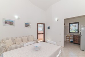 Living area - Apartment 'Vista Mare Rosa' with Sea View, Private Terrace and Air Conditioning (Loiri Porto San Paolo)