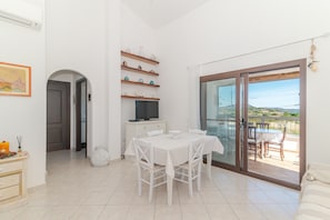 Living area - Apartment 'Vista Mare Rosa' with Sea View, Private Terrace and Air Conditioning (Loiri Porto San Paolo)