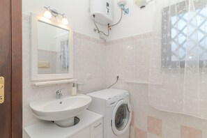 Bathroom - Apartment 'Vista Mare Rosa' with Sea View, Private Terrace and Air Conditioning (Loiri Porto San Paolo)