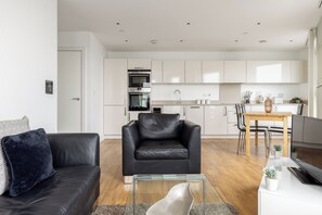 Living area - Comfortable 2BR Flat Beside Arsenal Stadium for 4 (London)