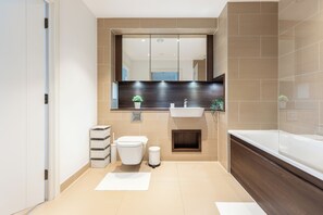 Hair dryer, towels, soap, shampoo - Comfortable 2BR Flat Beside Arsenal Stadium for 4 (London)