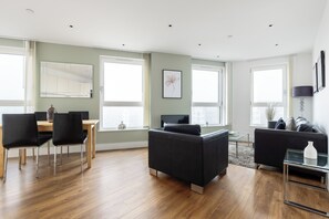 Living area - Comfortable 2BR Flat Beside Arsenal Stadium for 4 (London)
