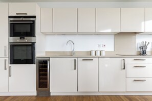 Fridge, microwave, oven, stovetop - Comfortable 2BR Flat Beside Arsenal Stadium for 4 (London)