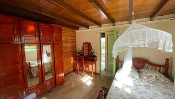 2 bedrooms, iron/ironing board, internet, bed sheets