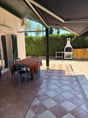 Outdoor dining - Vrbo Property (Hendaye)