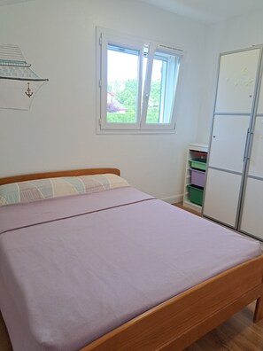 Tabla de planchar con plancha, wifi gratis y ropa de cama