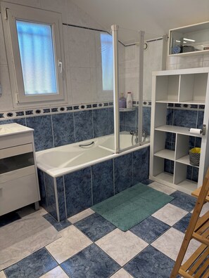 Hair dryer, soap, toilet paper - Vrbo Property (Hendaye)