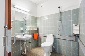 Villa, alberca privada, vista a la playa | Baño | Regadera, jabón, papel de baño 