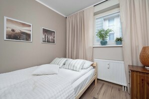 Tabla de planchar con plancha, cuna de viaje, wifi y ropa de cama 