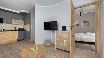 Iron/ironing board, travel crib, WiFi, bed sheets