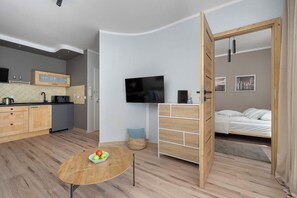 Tabla de planchar con plancha, cuna de viaje, wifi y ropa de cama 