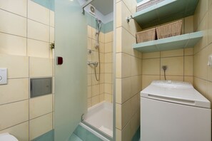 Douche, séchoir à cheveux, serviettes fournies, shampooing