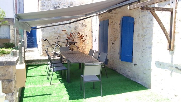 Outdoor dining - Vrbo Property (Arvert)