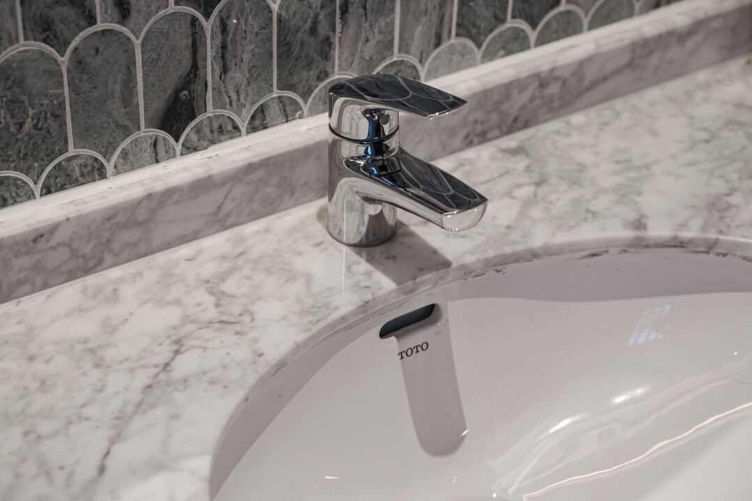ヘアドライヤー、タオル、シャンプー、トイレットペーパー