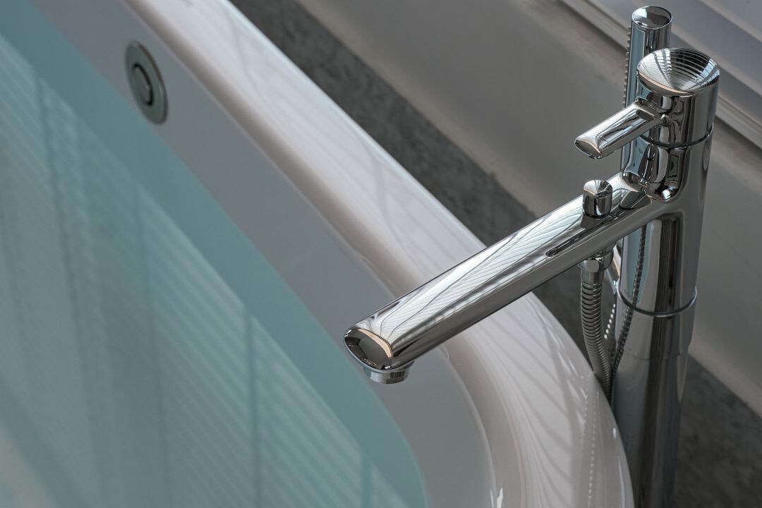 Un grifo cromado unido a una bañera.