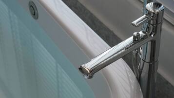 Un grifo cromado unido a una bañera.