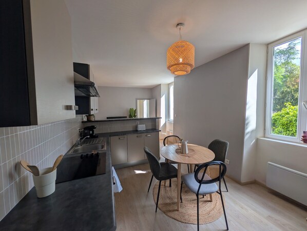 Private kitchen - Renovated T2 - Cathedral view - Center - Wifi (Lodève)
