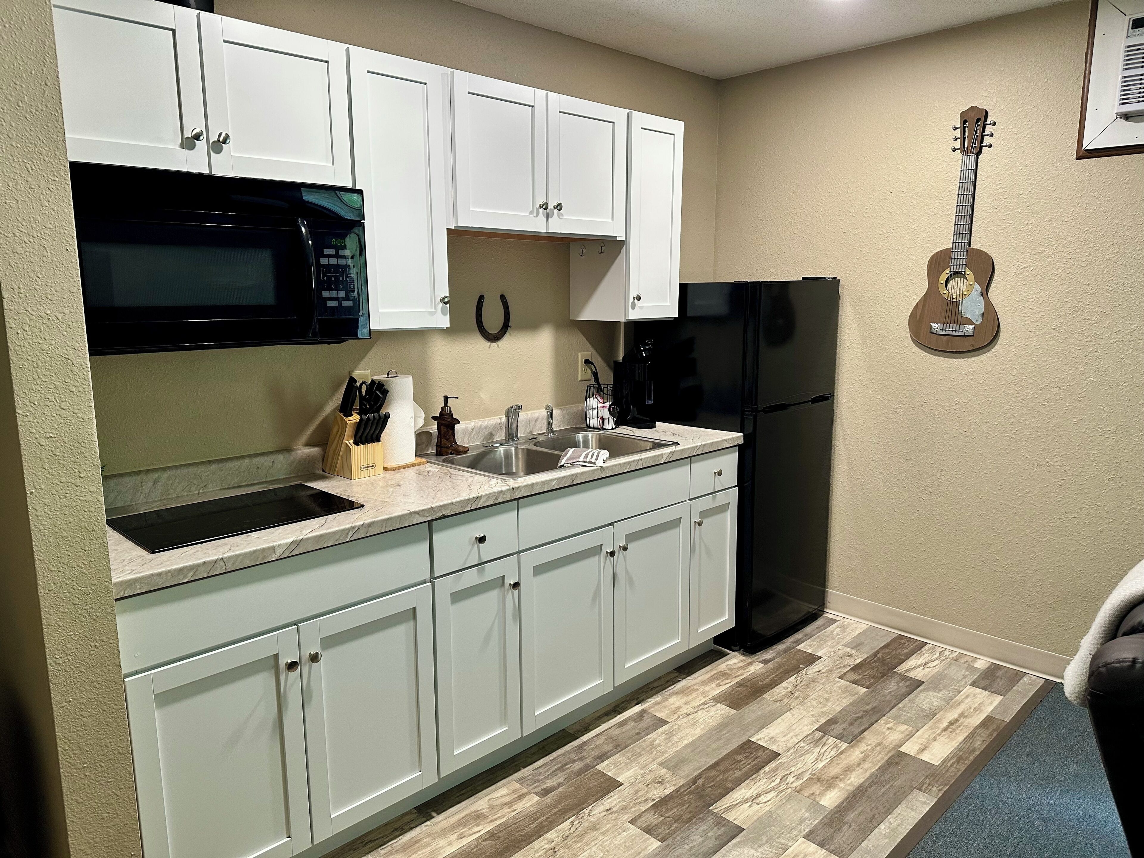 Coffee/tea maker, fridge, microwave, stovetop