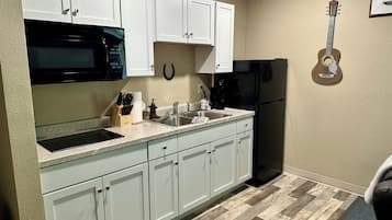 Coffee/tea maker, fridge, microwave, stovetop