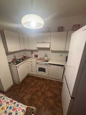 Fridge, microwave, oven, stovetop - Apartment 'Grand Combin Panorama' with Mountain View, Balcony and Wi-Fi (Aosta)
