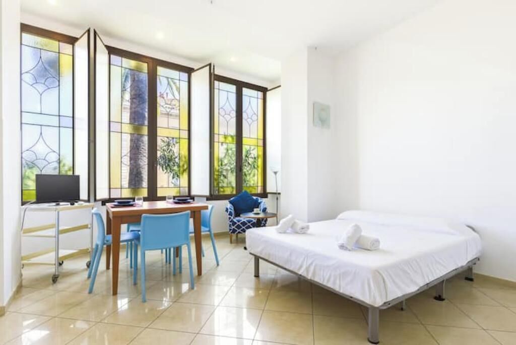 Tabla de planchar con plancha y ropa de cama 