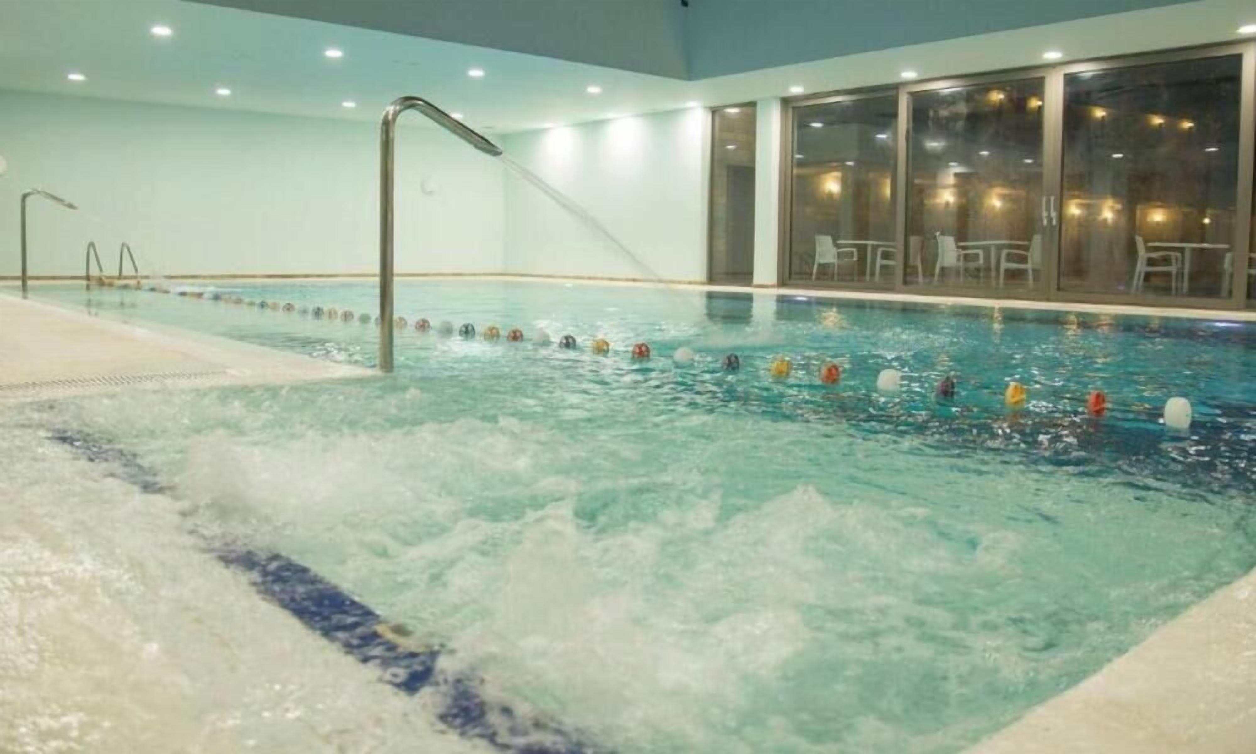Piscina coperta, piscina stagionale all'aperto, ombrelloni da piscina