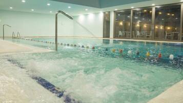 Piscina coperta, piscina stagionale all'aperto, ombrelloni da piscina