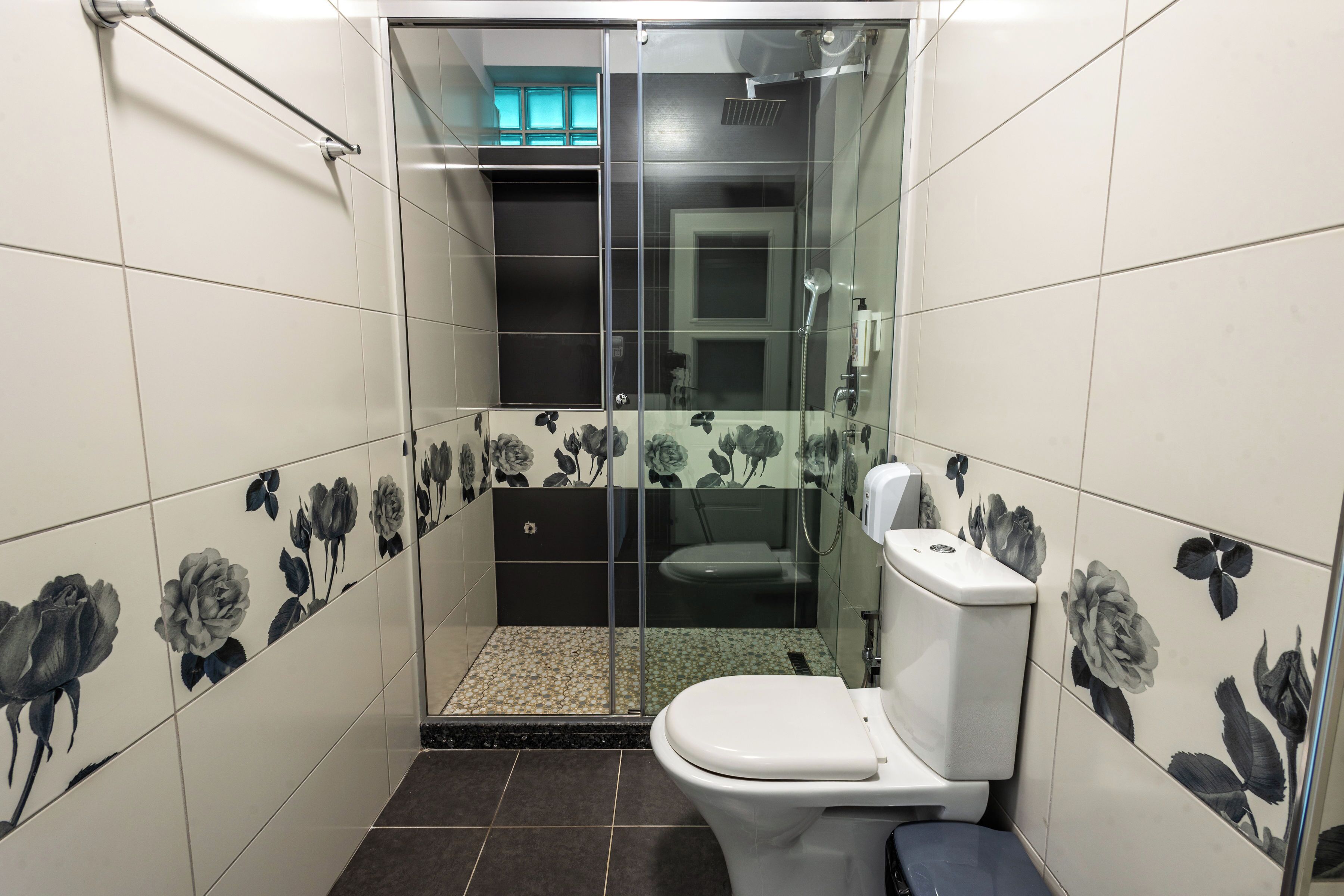 Deluxe studio | Badkamer | Gratis toiletartikelen, een haardroger, pantoffels, handdoeken