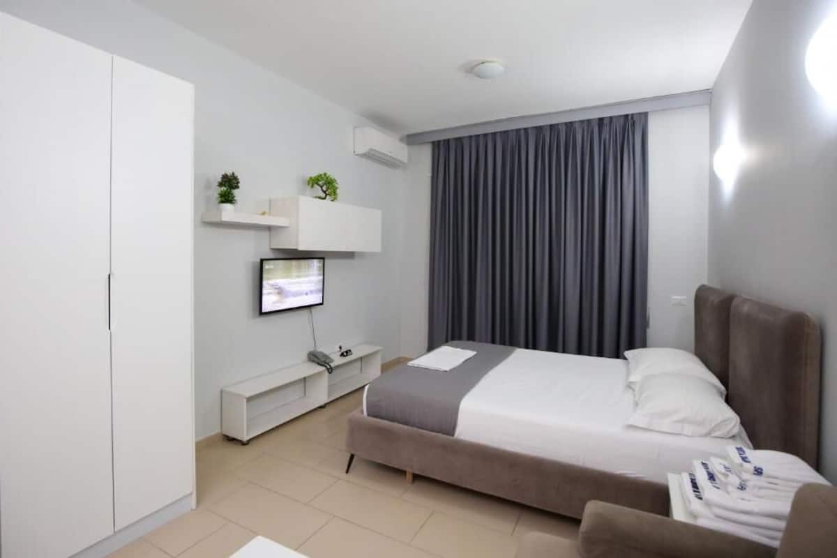 Double Room, 1 King Bed, Beach View | Desk