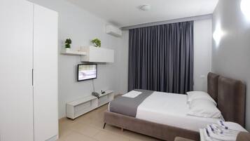 Double Room, 1 King Bed, Beach View | Desk