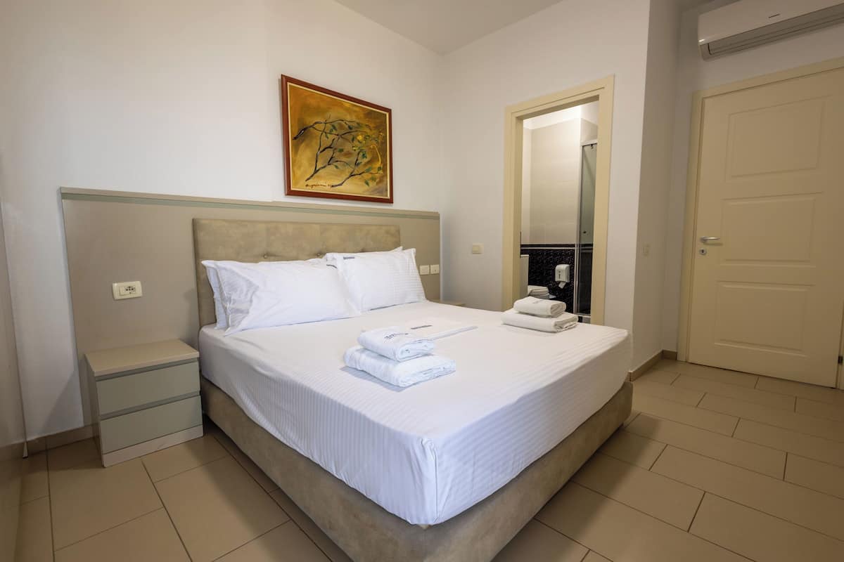 Departamento estándar, 2 habitaciones, frente al mar | Escritorio y ropa de cama