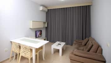 Double Room, 1 King Bed, Beach View | Living area