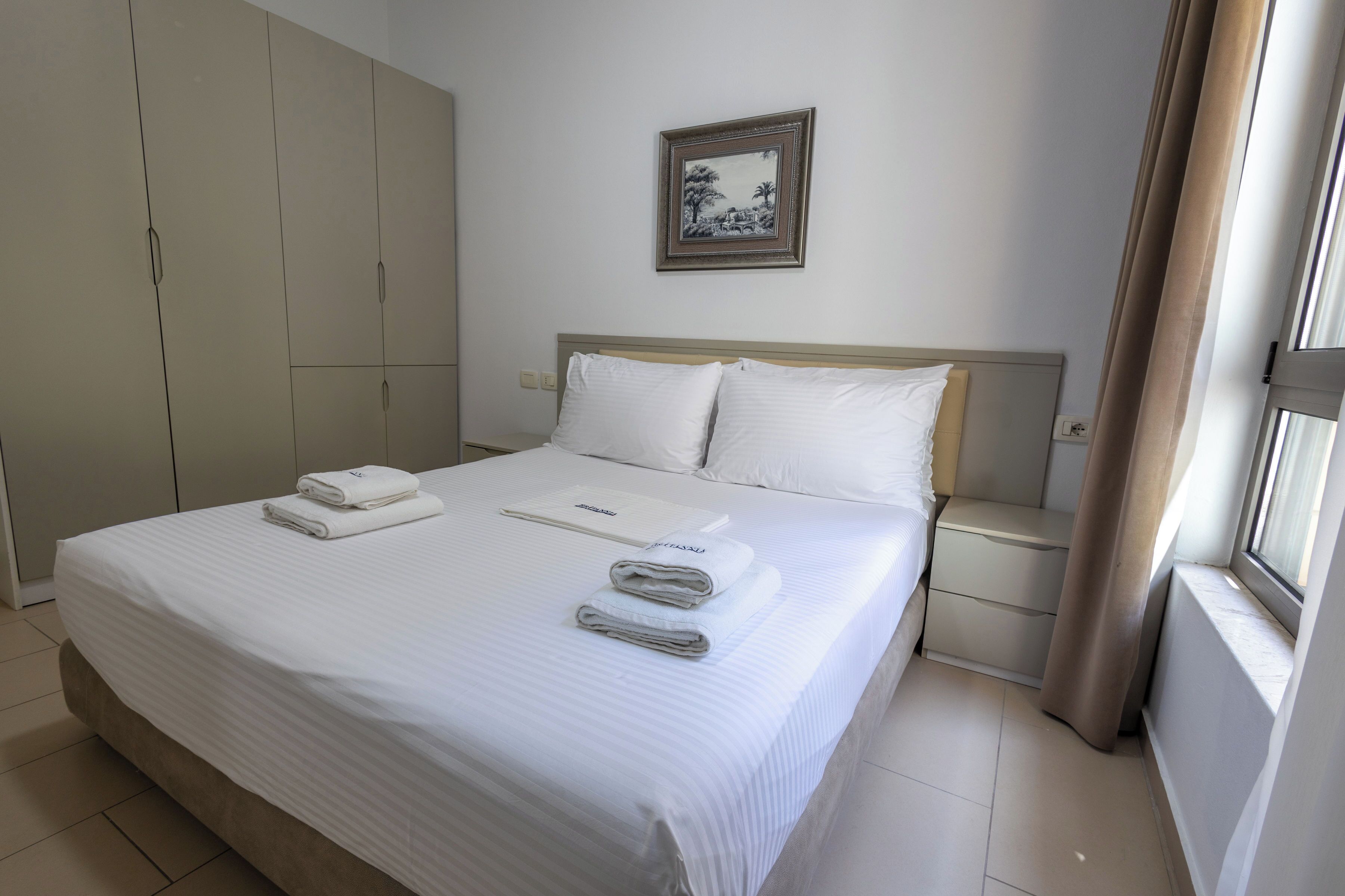Apartment, 2 Bedrooms | Desk, bed sheets