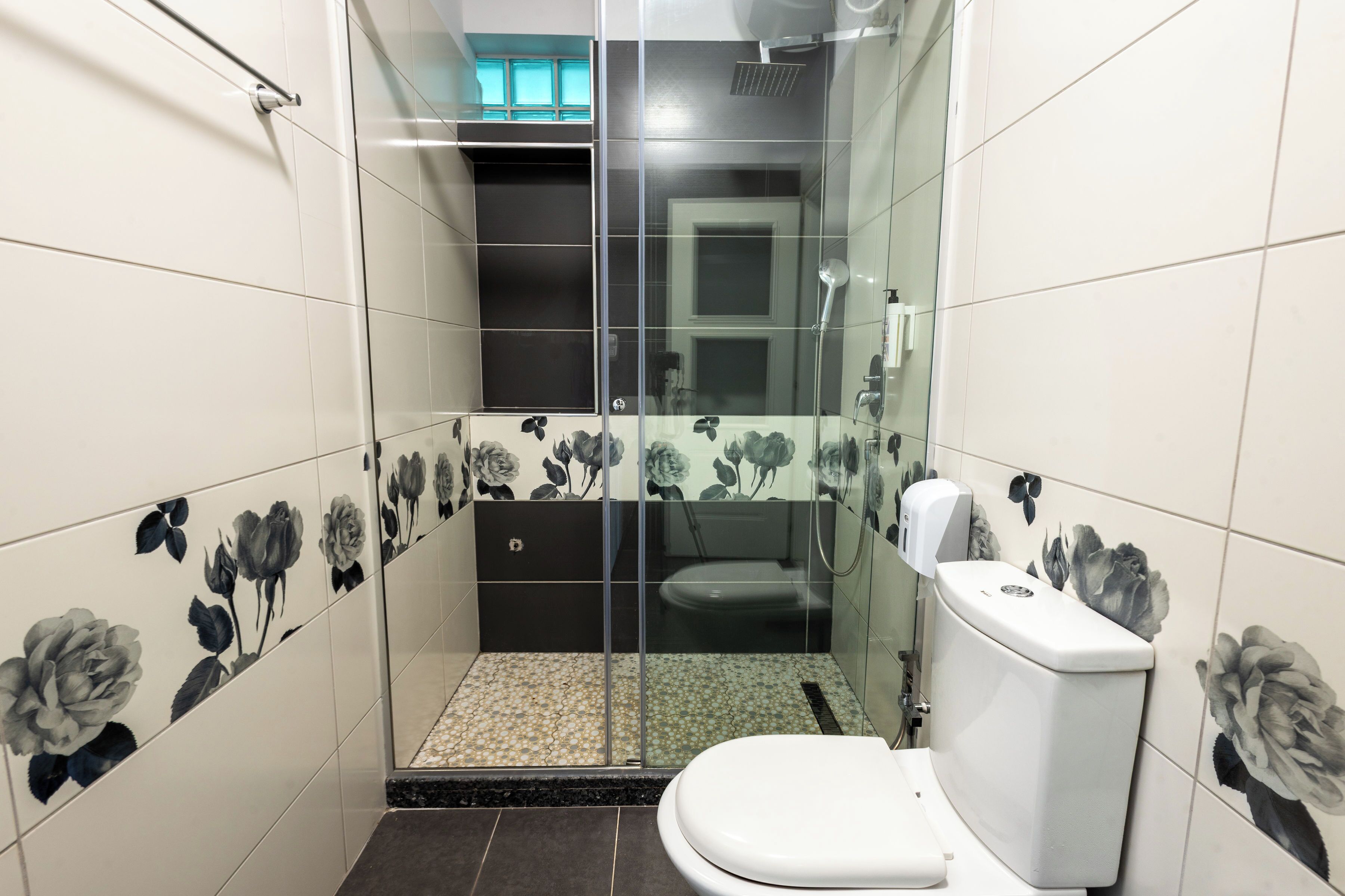 Studio Standar | Kamar mandi | Perlengkapan mandi gratis, pengering rambut, sandal, dan handuk