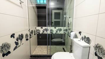 Studio Standar | Kamar mandi | Perlengkapan mandi gratis, pengering rambut, sandal, dan handuk