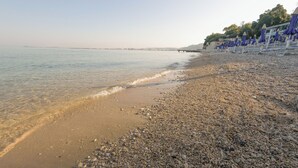 在附近的私人海滩、沙滩椅、海滩遮阳伞、间海滩酒吧