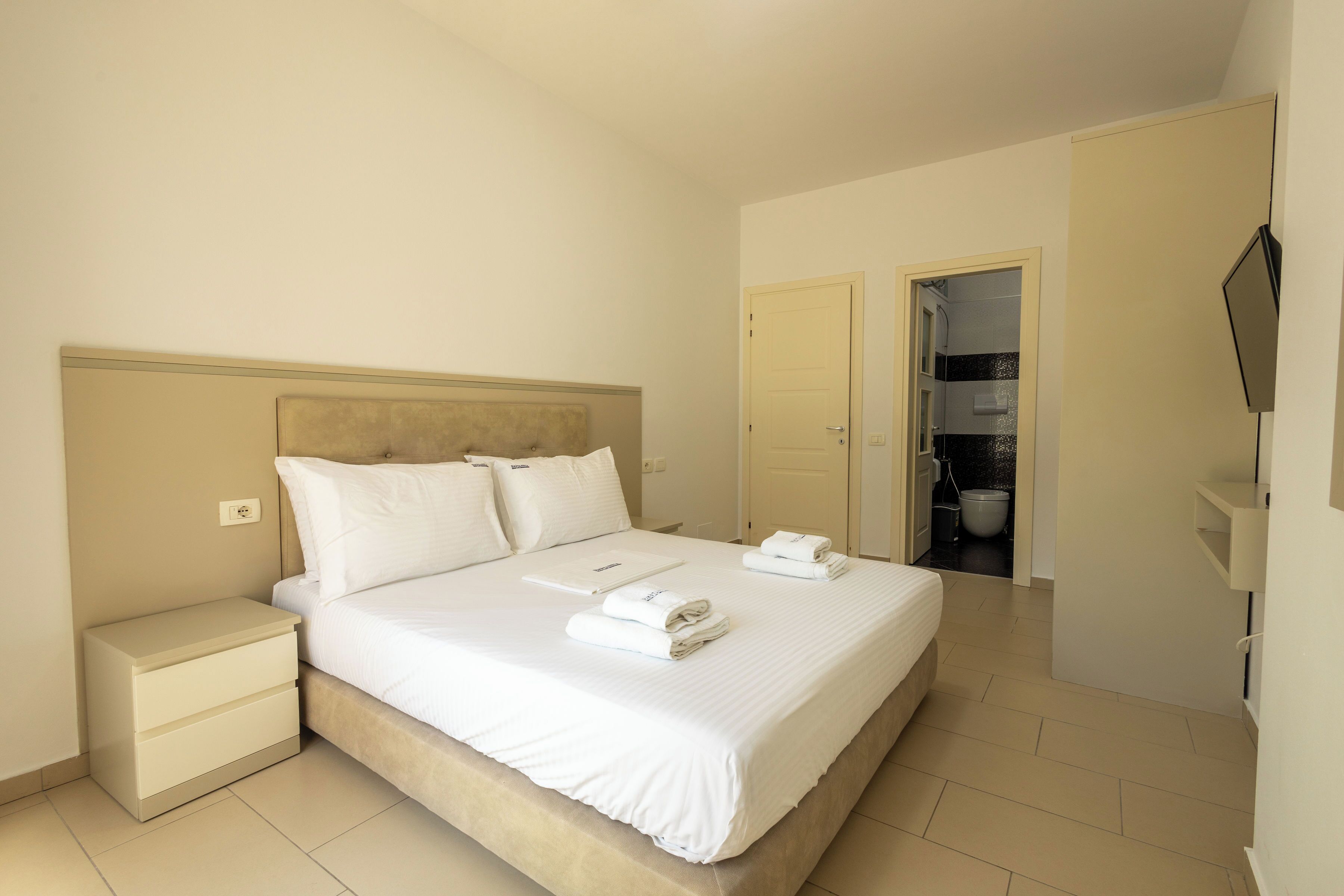 Standard Studio | Desk, bed sheets
