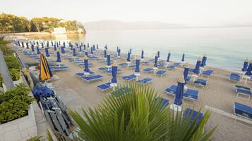 Plage privée à proximité, chaises longues, parasols, bar de plage