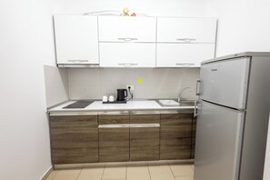 Departamento estándar, 1 habitación | Escritorio y ropa de cama 
