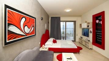 Family Apartment, Sea View | Desk