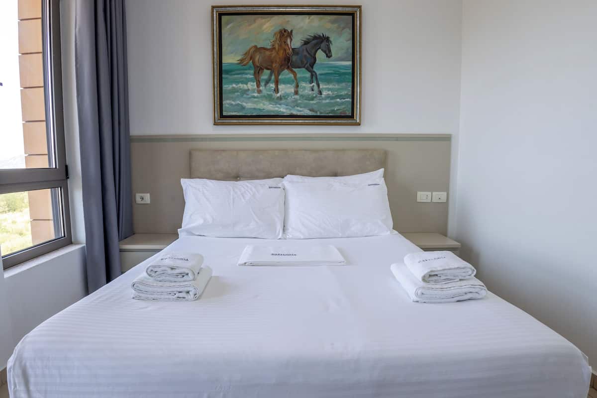 Departamento estándar, 1 habitación | Escritorio y ropa de cama
