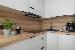 Coffee/tea maker, fridge, microwave, stovetop - West Park Stylish Apartment near the Beach  by Noclegi Renters (Kołobrzeg)
