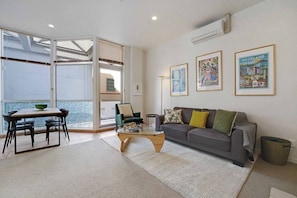 TV - Spacious CBD Abode with Aircon near Waterfront (Auckland CBD)