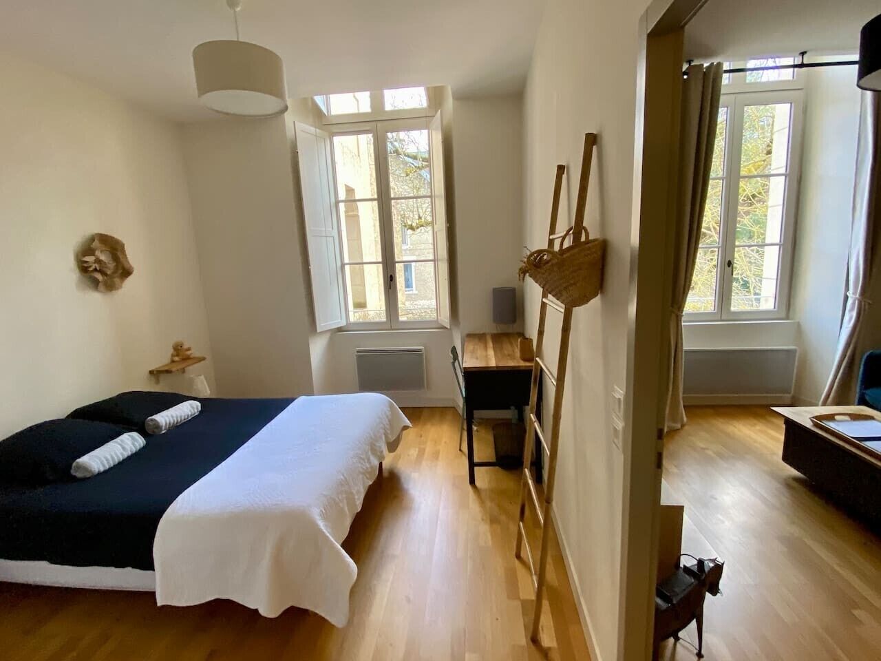 1 habitación, escritorio, tabla de planchar con plancha y cuna de viaje 