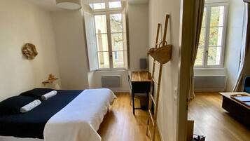 1 habitación, escritorio, tabla de planchar con plancha y cuna de viaje