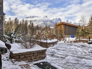 Property grounds - Spring Creek Courtyard Retreat | Hot Tub, Pool Table & Trailside Access (Canmore)