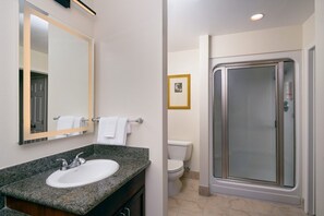 Ducha, bañera de hidromasaje, toallas, jabón